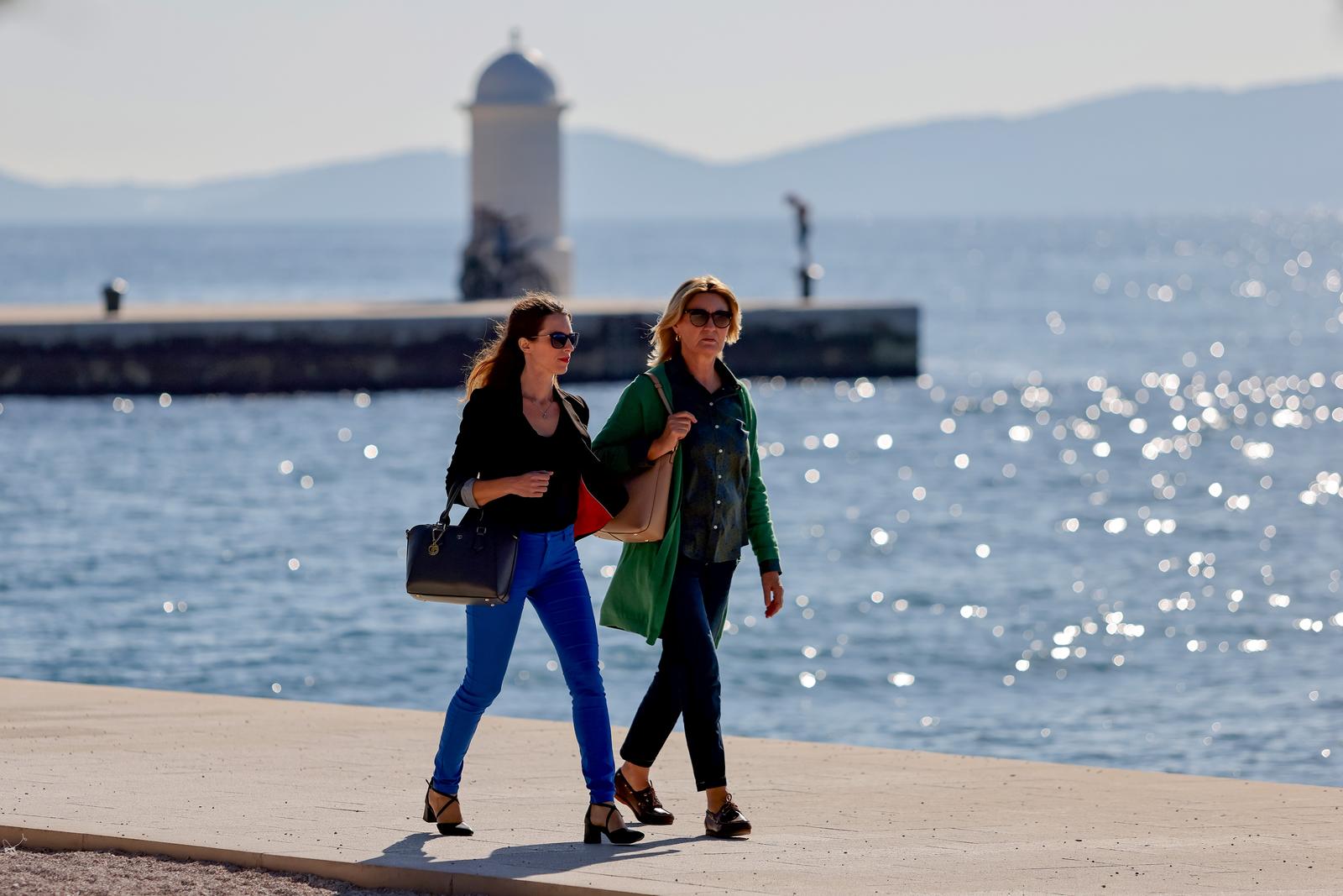 29.10.2024., Zadar - Lijepo i suncano vrijeme mnogi su odlucili provesti u setnji gradom Photo: Sime Zelic/PIXSELL