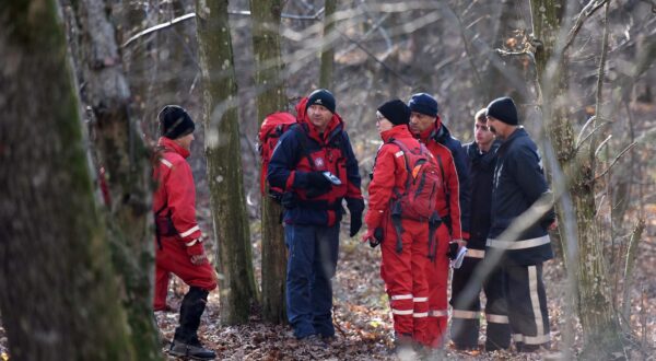 29.11.2016., Nedelisce/Macinec - Policija, HGSS i vatrogasci u potrazi za 15 godisnjim Dvorinom Stefuljem. Oko 11 sati policija je u sumi Zelina nedaleko od Macinca pronasla tijelo zasad neidentificirane osobe. Photo: Vjeran Zganec Rogulja/PIXSELL