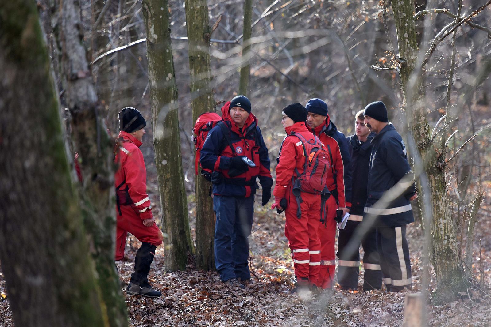 29.11.2016., Nedelisce/Macinec - Policija, HGSS i vatrogasci u potrazi za 15 godisnjim Dvorinom Stefuljem. Oko 11 sati policija je u sumi Zelina nedaleko od Macinca pronasla tijelo zasad neidentificirane osobe. Photo: Vjeran Zganec Rogulja/PIXSELL