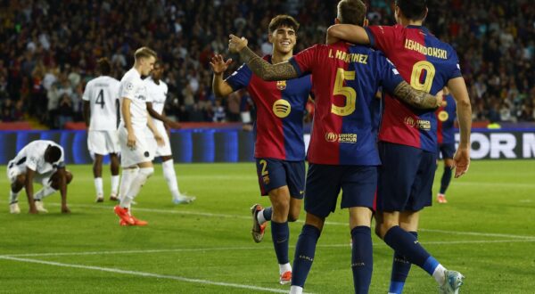 Soccer Football - Champions League - FC Barcelona v BSC Young Boys - Estadi Olimpic Lluis Companys, Barcelona, Spain - October 1, 2024 FC Barcelona's Robert Lewandowski celebrates scoring their fourth goal with Inigo Martinez and Pau Cubarsi REUTERS/Albert Gea Photo: ALBERT GEA/REUTERS