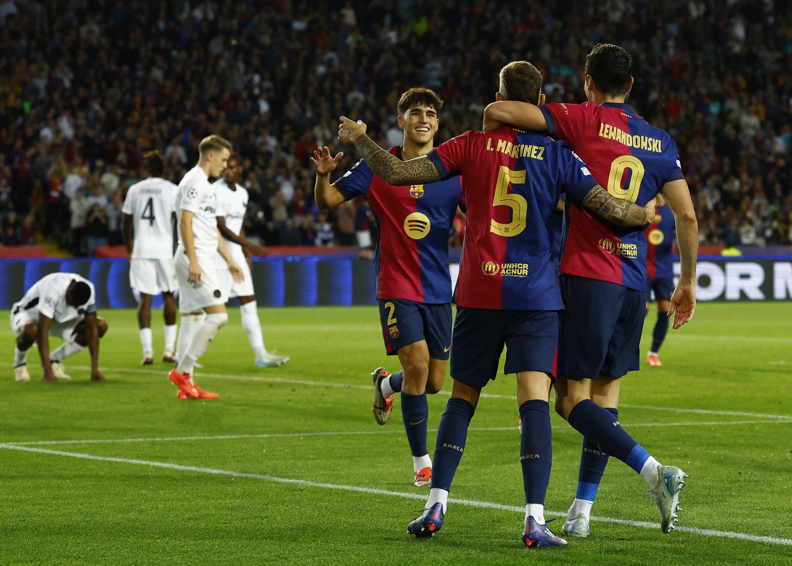 Soccer Football - Champions League - FC Barcelona v BSC Young Boys - Estadi Olimpic Lluis Companys, Barcelona, Spain - October 1, 2024 FC Barcelona's Robert Lewandowski celebrates scoring their fourth goal with Inigo Martinez and Pau Cubarsi REUTERS/Albert Gea Photo: ALBERT GEA/REUTERS