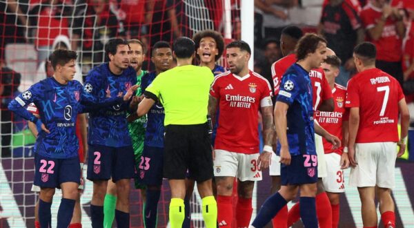 Soccer Football - Champions League - Benfica v Atletico Madrid - Estadio da Luz, Lisbon, Portugal - October 2, 2024 Atletico Madrid's Giuliano Simeone, Jose Maria Gimenez, Reinildo Mandava and Axel Witsel remonstrate with referee Serdar Gozubuyuk REUTERS/Pedro Nunes Photo: PEDRO NUNES/REUTERS