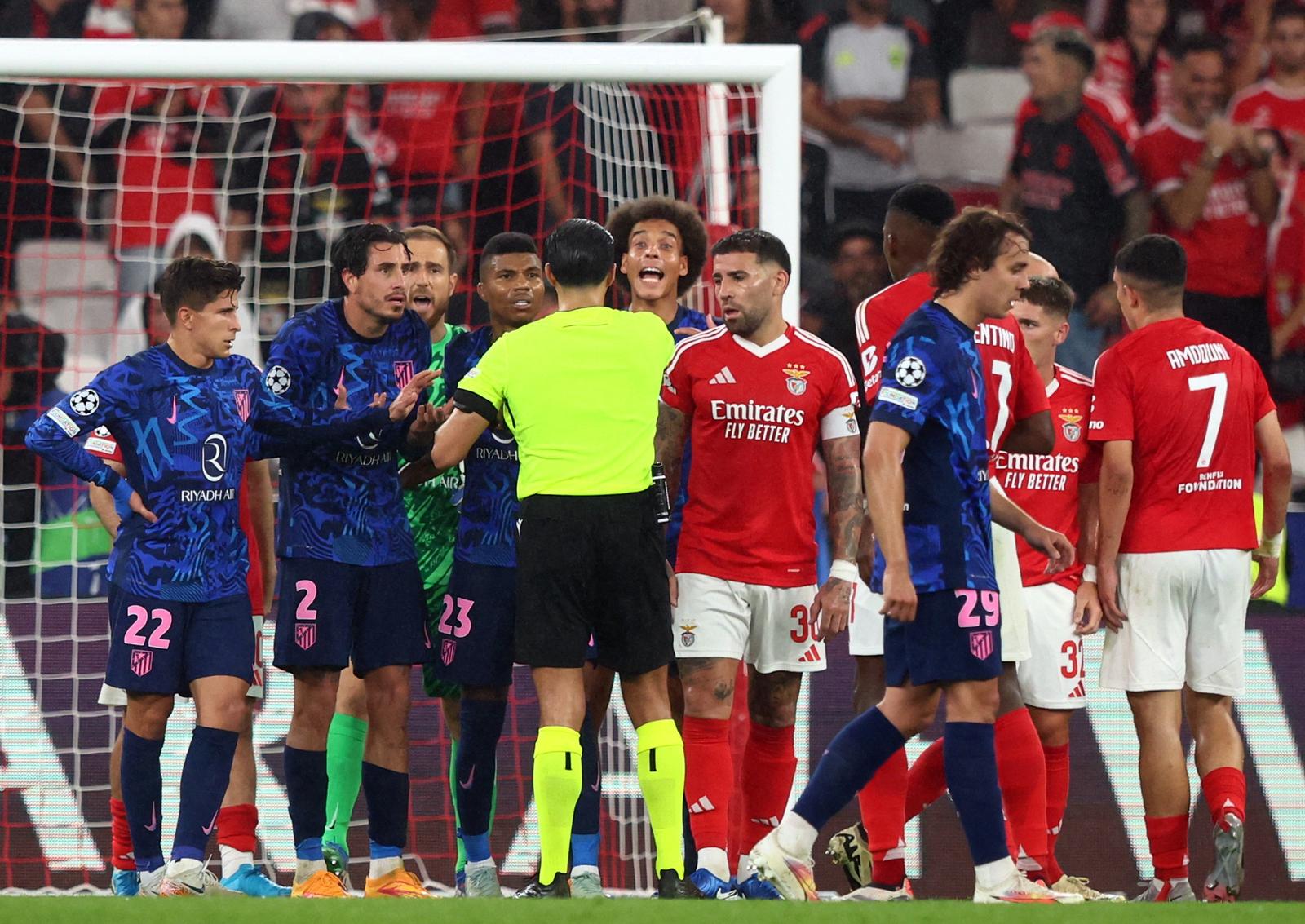 Soccer Football - Champions League - Benfica v Atletico Madrid - Estadio da Luz, Lisbon, Portugal - October 2, 2024 Atletico Madrid's Giuliano Simeone, Jose Maria Gimenez, Reinildo Mandava and Axel Witsel remonstrate with referee Serdar Gozubuyuk REUTERS/Pedro Nunes Photo: PEDRO NUNES/REUTERS