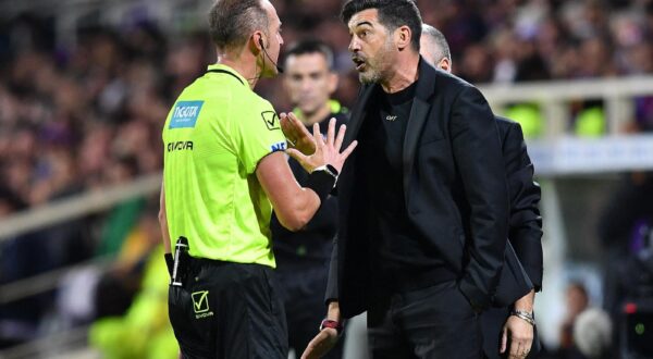 Soccer Football - Serie A - Fiorentina v AC Milan - Stadio Artemio Franchi, Florence, Italy - October 6, 2024 AC Milan coach Paulo Fonseca is shown a yellow card by referee Luca Pairetto REUTERS/Jennifer Lorenzini Photo: JENNIFER LORENZINI/REUTERS