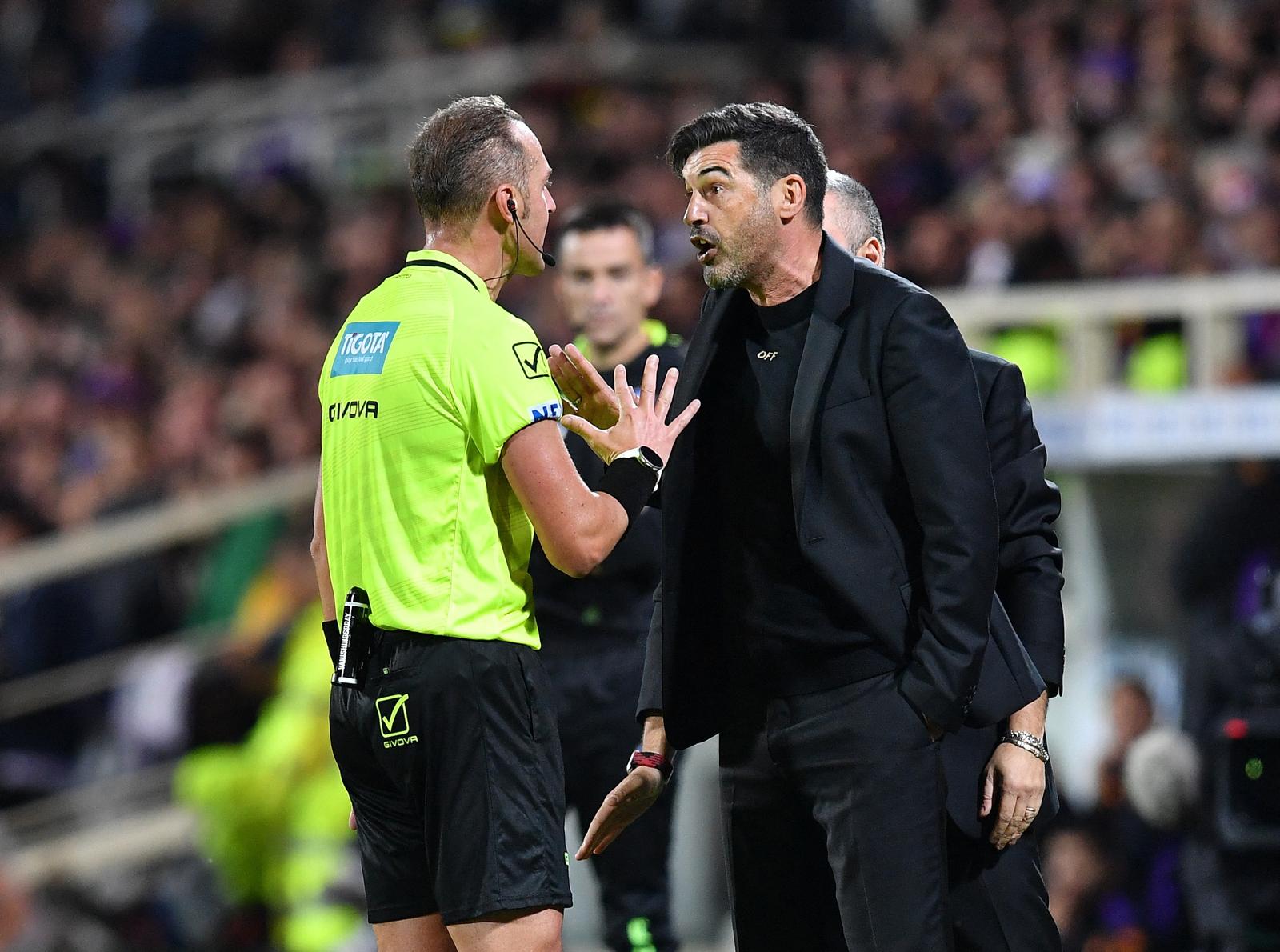 Soccer Football - Serie A - Fiorentina v AC Milan - Stadio Artemio Franchi, Florence, Italy - October 6, 2024 AC Milan coach Paulo Fonseca is shown a yellow card by referee Luca Pairetto REUTERS/Jennifer Lorenzini Photo: JENNIFER LORENZINI/REUTERS