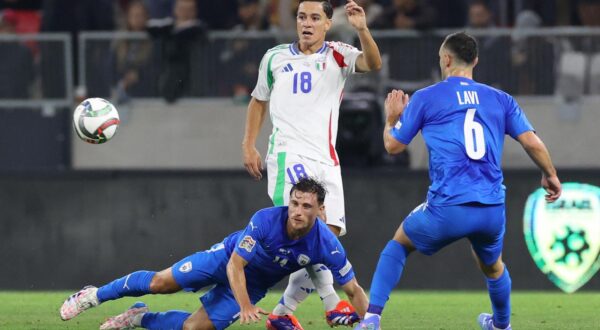 Soccer Football - Nations League - League A - Group 2 - Israel v Italy - Bozsik Arena, Budapest, Hungary - September 9, 2024 Israel's Gavriel Kanichowsky in action with Italy's Giacomo Raspadori REUTERS/Bernadett Szabo Photo: BERNADETT SZABO/REUTERS