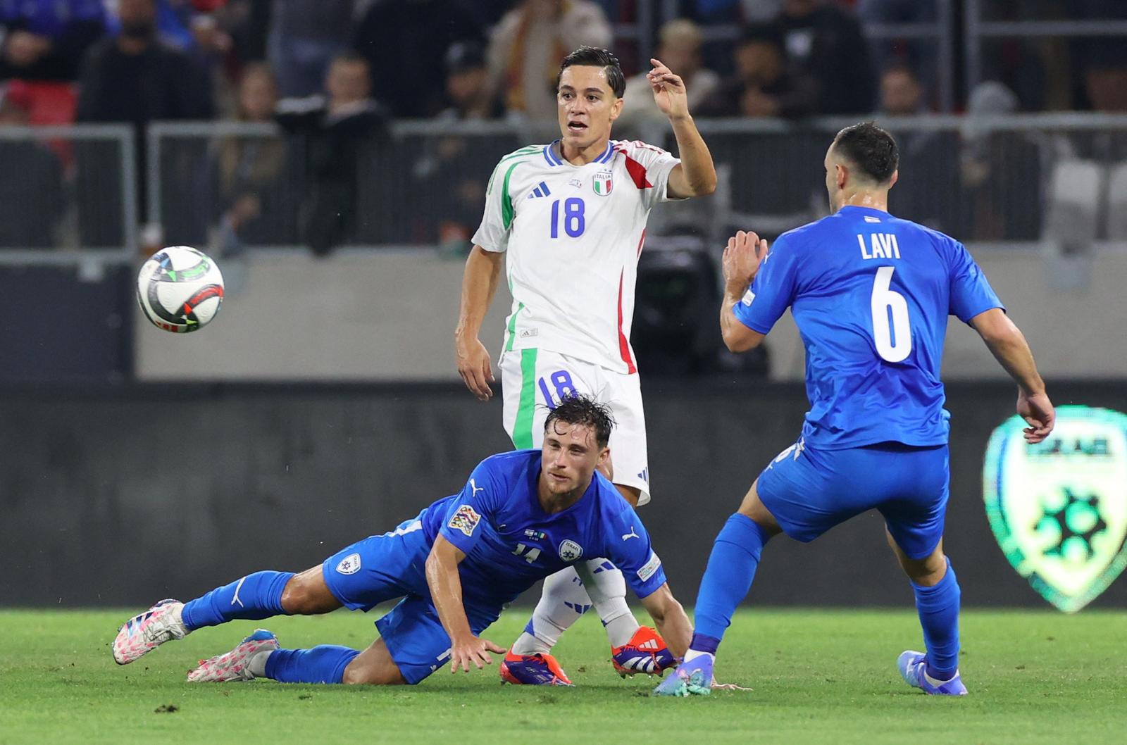 Soccer Football - Nations League - League A - Group 2 - Israel v Italy - Bozsik Arena, Budapest, Hungary - September 9, 2024 Israel's Gavriel Kanichowsky in action with Italy's Giacomo Raspadori REUTERS/Bernadett Szabo Photo: BERNADETT SZABO/REUTERS