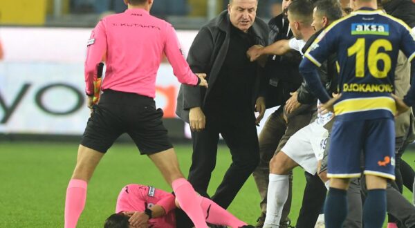 Soccer Football - Super Lig - MKE Ankaragucu v Caykur Rizespor - Eryaman Stadium - Ankara, Turkey - December 11, 2023 MKE Ankaragucu President Faruk Koca reacts as the referee Halil Umut Meler lies on the ground at the end of their Super Lig home match against Caykur Rizespor REUTERS/Abdurrahman Antakyali/Depo Photo TURKEY OUT. NO COMMERCIAL OR EDITORIAL SALES IN TURKEY. Photo: Depo Photos/REUTERS