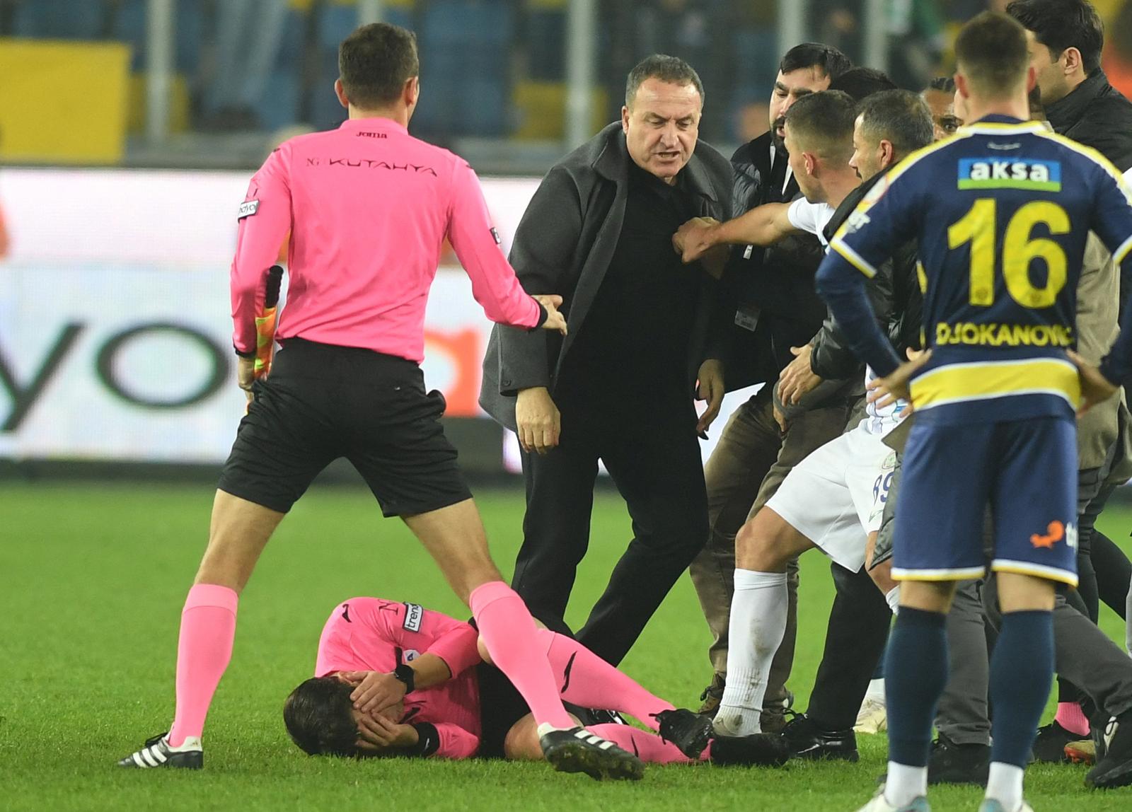 Soccer Football - Super Lig - MKE Ankaragucu v Caykur Rizespor - Eryaman Stadium - Ankara, Turkey - December 11, 2023 MKE Ankaragucu President Faruk Koca reacts as the referee Halil Umut Meler lies on the ground at the end of their Super Lig home match against Caykur Rizespor REUTERS/Abdurrahman Antakyali/Depo Photo TURKEY OUT. NO COMMERCIAL OR EDITORIAL SALES IN TURKEY. Photo: Depo Photos/REUTERS