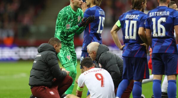 Soccer Football - UEFA Nations League - Group A1 - Poland v Croatia - PGE Narodowy, Warsaw, Poland - October 15, 2024 Croatia's Dominik Livakovic reacts after being shown a red card for a foul on Poland's Robert Lewandowski REUTERS/Kacper Pempel Photo: KACPER PEMPEL/REUTERS