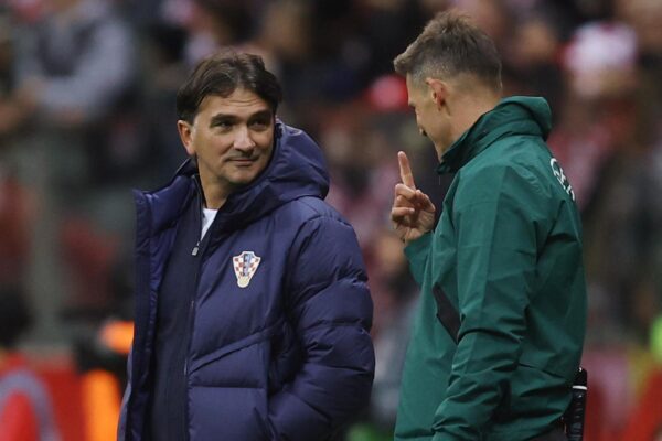 Soccer Football - UEFA Nations League - Group A1 - Poland v Croatia - PGE Narodowy, Warsaw, Poland - October 15, 2024 The fourth official speaks with Croatia coach Zlatko Dalic REUTERS/Kacper Pempel Photo: KACPER PEMPEL/REUTERS