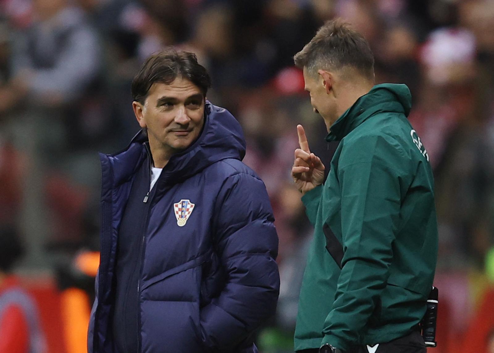 Soccer Football - UEFA Nations League - Group A1 - Poland v Croatia - PGE Narodowy, Warsaw, Poland - October 15, 2024 The fourth official speaks with Croatia coach Zlatko Dalic REUTERS/Kacper Pempel Photo: KACPER PEMPEL/REUTERS