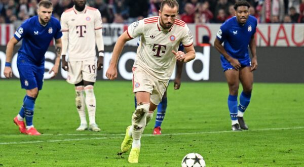 Soccer Football - Champions League - Bayern Munich v GNK Dinamo Zagreb - Allianz Arena, Munich, Germany - September 17, 2024 Bayern Munich's Harry Kane scores their sixth goal from the penalty spot to complete a hat-trick REUTERS/Angelika Warmuth Photo: Angelika Warmuth/REUTERS