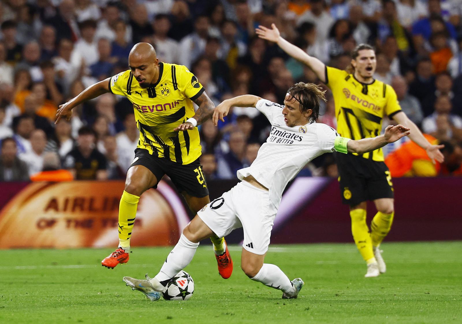 Soccer Football - Champions League - Real Madrid v Borussia Dortmund - Santiago Bernabeu, Madrid, Spain - October 22, 2024 Borussia Dortmund's Donyell Malen in action with Real Madrid's Luka Modric REUTERS/Susana Vera Photo: SUSANA VERA/REUTERS