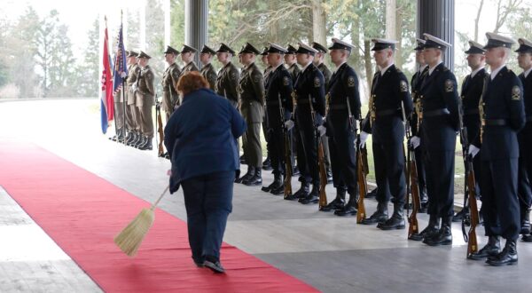 19.02.2020.,Zagreb - Ured Predsjednika, predsjednik Republike Hrvatske i vrhovni zapovjednik Oruzanih snaga Republike Hrvatske Zoran Milanovic prvi radni dan zapoceo je pregledom svecanog postroja Pocasno-zastitne bojne. rPhoto: Dalibor Urukalovic/PIXSELL