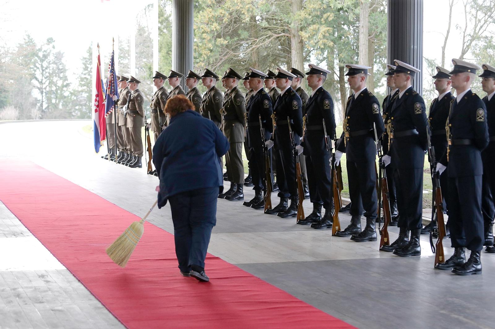 19.02.2020.,Zagreb - Ured Predsjednika, predsjednik Republike Hrvatske i vrhovni zapovjednik Oruzanih snaga Republike Hrvatske Zoran Milanovic prvi radni dan zapoceo je pregledom svecanog postroja Pocasno-zastitne bojne. rPhoto: Dalibor Urukalovic/PIXSELL