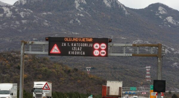 22.11.2023., Rijeka, Bakarac - Zbog olujnog vjetra otezan je promet autocestom Rijeka-Zagreb. Olujni vjetar stvara probleme u bakarskom zaljevu. Photo: Goran Kovacic/PIXSELL