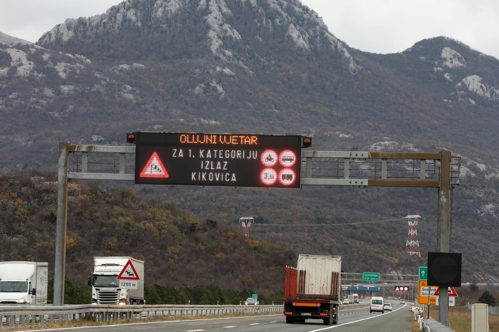 22.11.2023., Rijeka, Bakarac - Zbog olujnog vjetra otezan je promet autocestom Rijeka-Zagreb. Olujni vjetar stvara probleme u bakarskom zaljevu. Photo: Goran Kovacic/PIXSELL