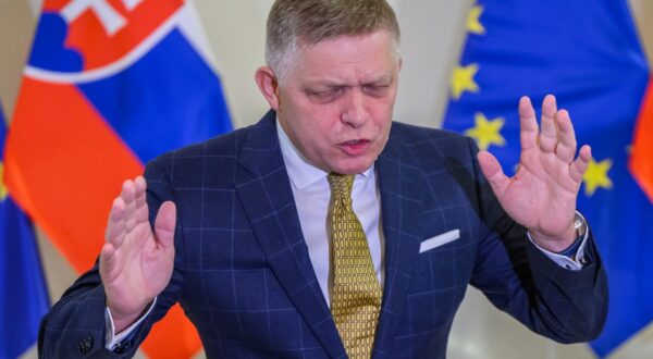 Na snímke premiér Robert Fico (Smer-SD) gestikuluje na tlačovej konferencii po rokovaní s predsedami opozičných strán a predstaviteľmi Ministerstva financií SR o konsolidácii na Úrade vlády SR v Bratislave v utorok 24. septembra 2024. Opozičné strany KDH a Progresívne Slovensko (PS) pozvanie predsedu vlády na rokovanie o konsolidačných opatreniach prijali, Sloboda a Solidarita (SaS) ho odmietla.  ÚV SR gesto portrét šírka,Image: 911356098, License: Rights-managed, Restrictions: Image must be credited: TASR / Profimedia, Model Release: no, Credit line: Jaroslav Novák / TASR / Profimedia