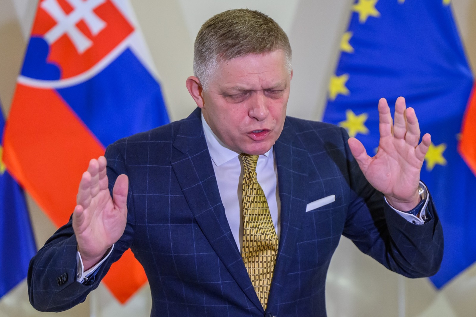 Na snímke premiér Robert Fico (Smer-SD) gestikuluje na tlačovej konferencii po rokovaní s predsedami opozičných strán a predstaviteľmi Ministerstva financií SR o konsolidácii na Úrade vlády SR v Bratislave v utorok 24. septembra 2024. Opozičné strany KDH a Progresívne Slovensko (PS) pozvanie predsedu vlády na rokovanie o konsolidačných opatreniach prijali, Sloboda a Solidarita (SaS) ho odmietla.  ÚV SR gesto portrét šírka,Image: 911356098, License: Rights-managed, Restrictions: Image must be credited: TASR / Profimedia, Model Release: no, Credit line: Jaroslav Novák / TASR / Profimedia