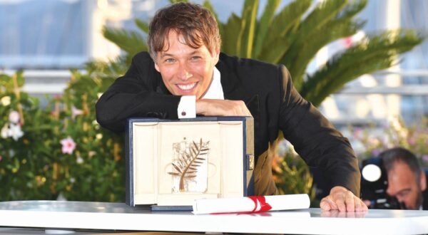 Sean Baker mit der Goldenen Palme für den besten Film Anora beim Photocall mit den Preisträgern auf dem Festival de Cannes 2024 / 77. Internationale Filmfestspiele von Cannes am Palais des Festivals. Cannes, 25.05.2024 *** Sean Baker with the Palme dOr for Best Film Anora at the Photocall with the award winners at the Festival de Cannes 2024 77 Cannes International Film Festival at the Palais des Festivals Cannes, 25 05 2024 Foto:xD.xBedrosianx/xFuturexImagex preistraeger_4524