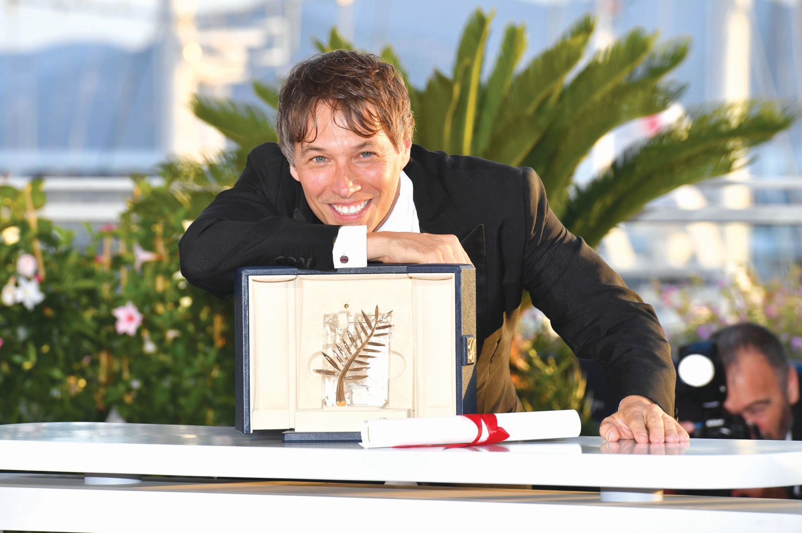 Sean Baker mit der Goldenen Palme für den besten Film Anora beim Photocall mit den Preisträgern auf dem Festival de Cannes 2024 / 77. Internationale Filmfestspiele von Cannes am Palais des Festivals. Cannes, 25.05.2024 *** Sean Baker with the Palme dOr for Best Film Anora at the Photocall with the award winners at the Festival de Cannes 2024 77 Cannes International Film Festival at the Palais des Festivals Cannes, 25 05 2024 Foto:xD.xBedrosianx/xFuturexImagex preistraeger_4524