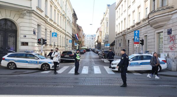 12.10.2024., Zagreb - Pri bijegu u ukradenom automobilu muskarac se sudario s kombijem, a na koncu je automobilom udario u zid zgrade u Dalmatinskoj ulici. Pri bijegu muskarac je ozlijedio jednog policaja. Dalmatinska ulica je blokirana, a policijski ocevid je u tijeku. Photo: Goran Stanzl/PIXSELL