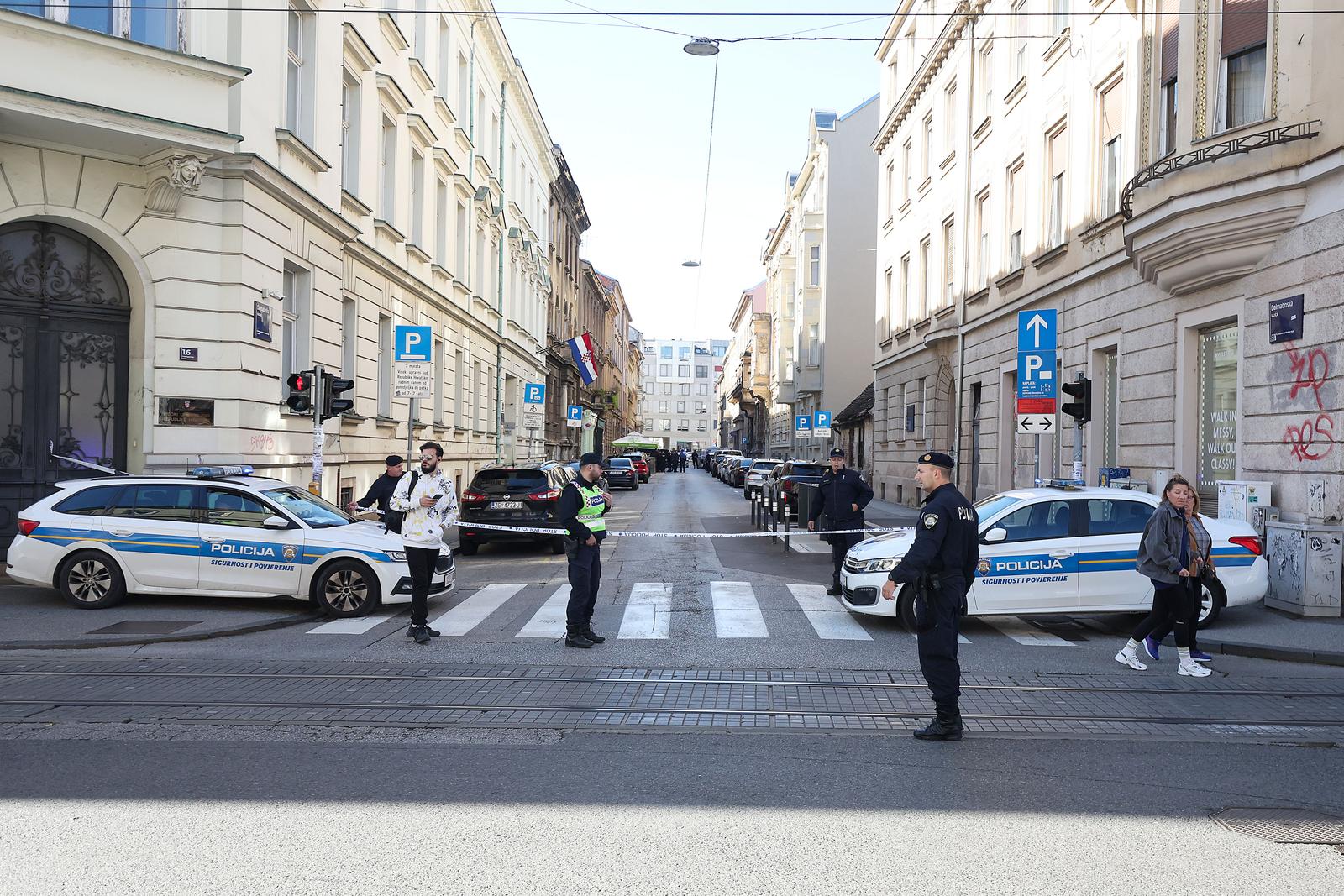 12.10.2024., Zagreb - Pri bijegu u ukradenom automobilu muskarac se sudario s kombijem, a na koncu je automobilom udario u zid zgrade u Dalmatinskoj ulici. Pri bijegu muskarac je ozlijedio jednog policaja. Dalmatinska ulica je blokirana, a policijski ocevid je u tijeku. Photo: Goran Stanzl/PIXSELL