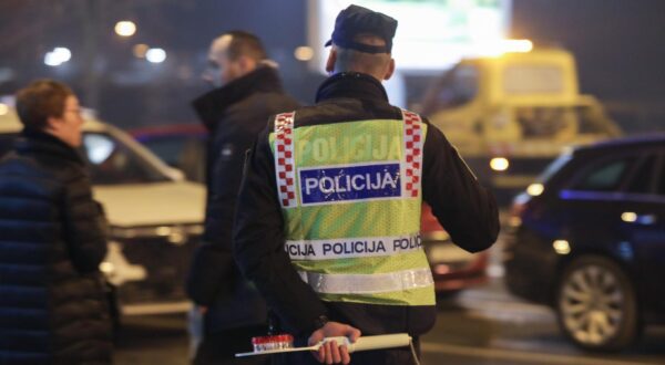 12.12.2023., Zagreb - Policijska akcija na krizanju Mandlove ulice i Maksimirske ceste u kojoj su uhicena cetvorica muskarca na koje se sumnjici da su pocinili kaznena djela teskih kradja provaljivanjem u stanove. Photo: Tomislav Miletic/PIXSELL