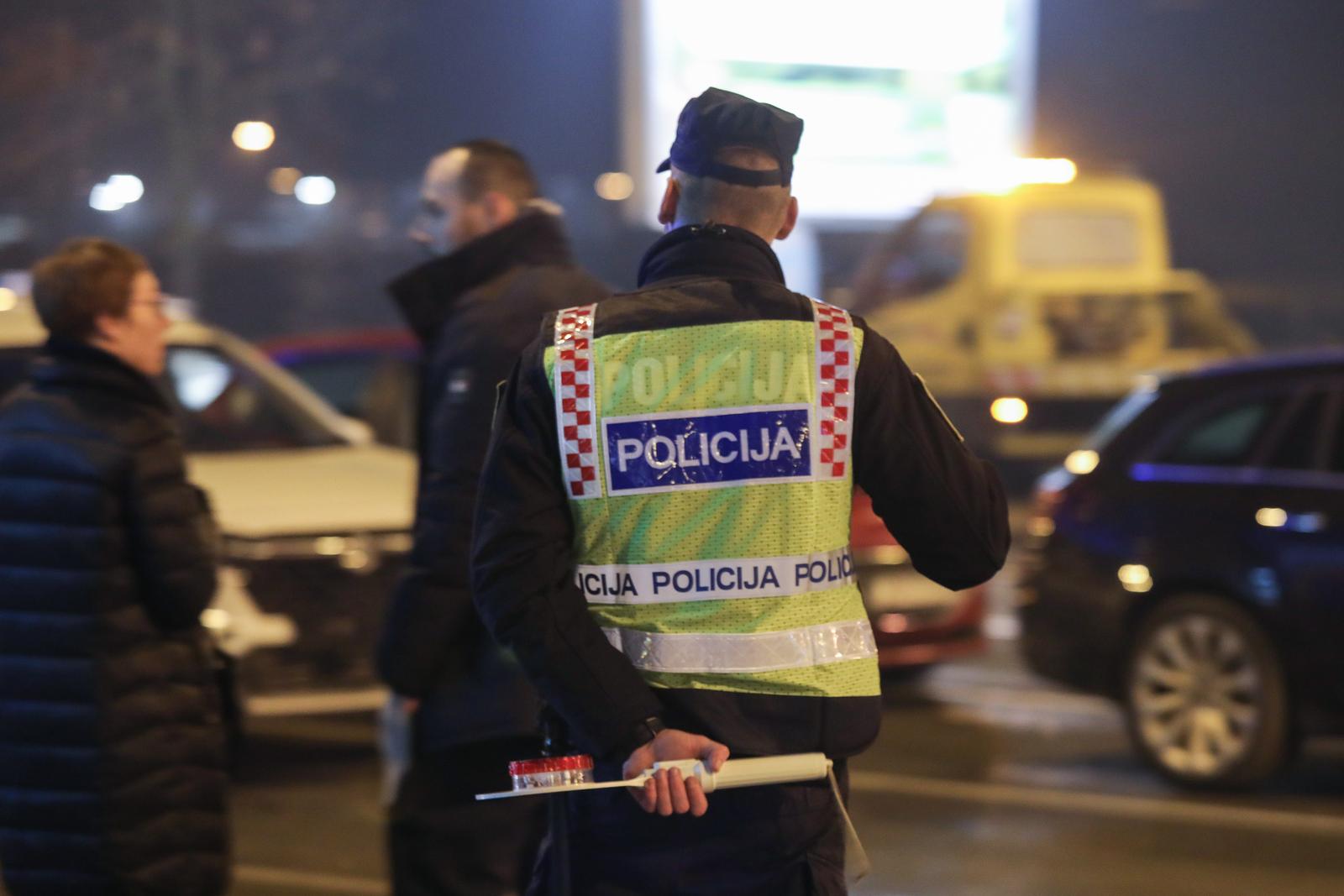 12.12.2023., Zagreb - Policijska akcija na krizanju Mandlove ulice i Maksimirske ceste u kojoj su uhicena cetvorica muskarca na koje se sumnjici da su pocinili kaznena djela teskih kradja provaljivanjem u stanove. Photo: Tomislav Miletic/PIXSELL