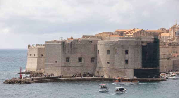 26.09.2024., Plaza Banje, Dubrovnik - Umjereno jugo na dubrovackom podrucju ne uzrokuje nikakve teskoce.
PHOTO: Grgo Jelavic/PIXSELL
 Photo: Grgo Jelavic/PIXSELL