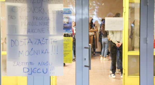 22.10.2024., Zagreb - Veliki prosvjed roditelja ispred skole u koju ide problematicni djecak. Photo: Matija Habljak/PIXSELL