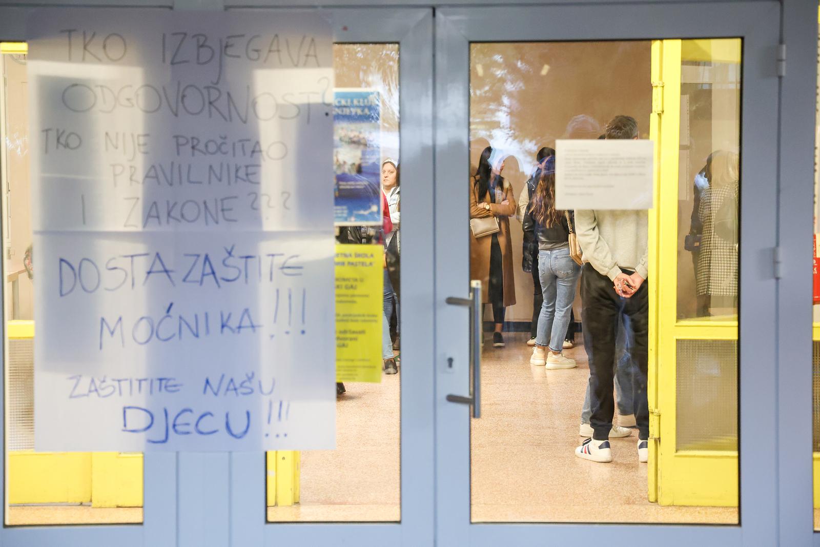 22.10.2024., Zagreb - Veliki prosvjed roditelja ispred skole u koju ide problematicni djecak. Photo: Matija Habljak/PIXSELL