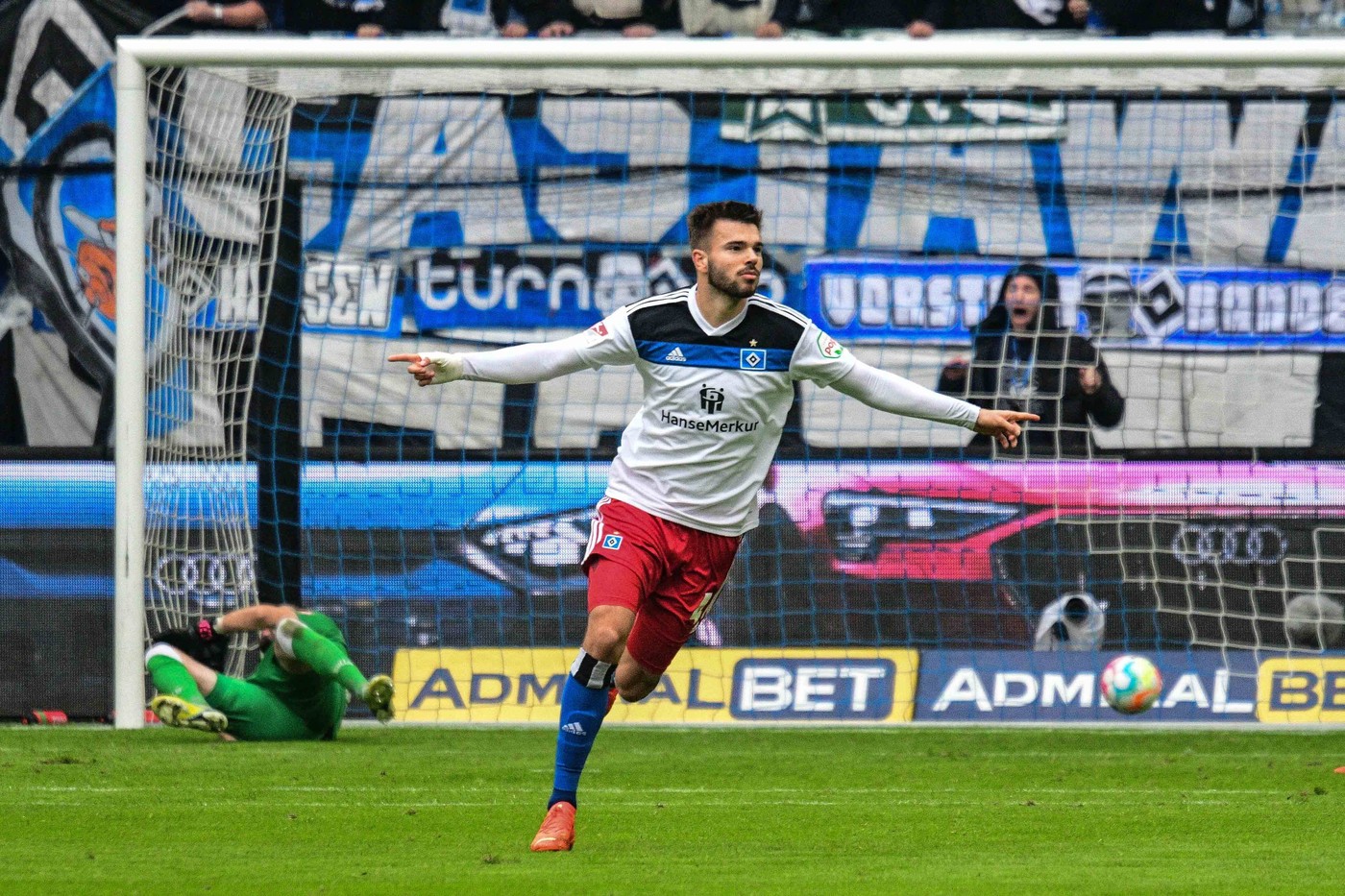 1:1 durch Mario Vuskovic  HSV  21 Thorsten Kirschbaum  Regensburg  Deutschland , Hamburg , Volksparkstadion , Fussball , 2. Fussball Bundesliga , Hamburger SV - SSV Jahn Regensburg *** 1 1 by Mario Vuskovic HSV 21 Thorsten Kirschbaum Regensburg Germany , Hamburg , Volksparkstadion , Football , 2 Football Bundesliga , Hamburger SV SSV Jahn Regensburg,Image: 766120775, License: Rights-managed, Restrictions: , Model Release: no, Credit line: Oliver Ruhnke / imago sportfotodienst / Profimedia