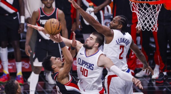 LOS ANGELES, Dec. 12, 2023  -- Toumani Camara (L) of Portland Trail Blazers shoots against Ivica Zubac (C) and Kawhi Leonard of Los Angeles Clippers during the 2023-2024 NBA regular season match between Los Angeles Clippers and Portland Trail Blazers in Los Angeles, the United States, Dec. 11, 2023.,Image: 828788679, License: Rights-managed, Restrictions: , Model Release: no, Credit line: Zhao Hanrong / Xinhua News / Profimedia