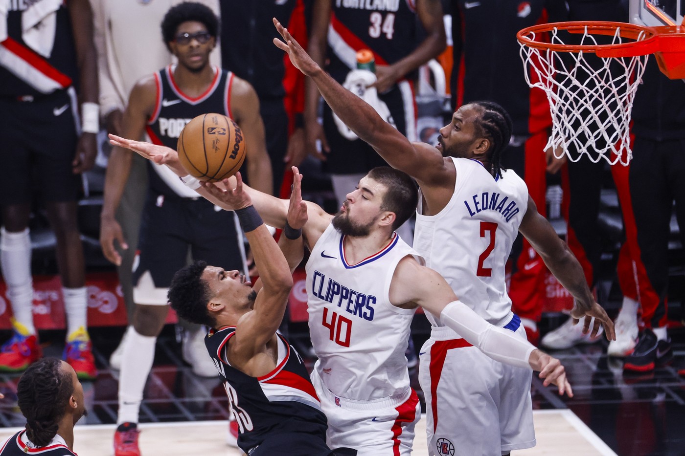 LOS ANGELES, Dec. 12, 2023  -- Toumani Camara (L) of Portland Trail Blazers shoots against Ivica Zubac (C) and Kawhi Leonard of Los Angeles Clippers during the 2023-2024 NBA regular season match between Los Angeles Clippers and Portland Trail Blazers in Los Angeles, the United States, Dec. 11, 2023.,Image: 828788679, License: Rights-managed, Restrictions: , Model Release: no, Credit line: Zhao Hanrong / Xinhua News / Profimedia