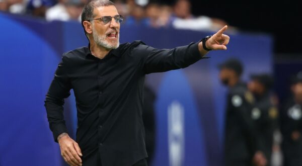 Fateh's Croatian coach Slaven Bilic speaks to his players during the Saudi Pro League football match between Al-Hilal and Al-Fateh at the Kingdom Arena stadium in Riyadh on April 26, 2024.,Image: 868147458, License: Rights-managed, Restrictions: , Model Release: no, Credit line: Fayez NURELDINE / AFP / Profimedia