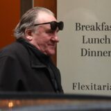 Gérard Depardieu s doprovodem vyráží z apartmánu na Starém Městě v Praze. Zastaví se na okamžik v bistru v parteru téhož domu, nasedají do přistaveného vozu a nechávají se odvézt k boku Státní Opery. Zde má herec potíže s vystoupením z automobilu - pomáhá mu jeho přítelkyně. Pěšky spolu odchází po Wilsonově ulici směrem ke vstupu do Nové budovy Národního muzea, kde na ně již čeká menší skupinka s invalidním vozíkem, na němž poté herce společně odváží do útrob budovy.

Foto CNC: Marek Pátek, David Kundrát,Image: 871072690, License: Rights-managed, Restrictions: Při použití tohoto snímku povinnost uvést kredit ve formě: Foto CNC: Marek Pátek, David Kundrát / CNC / Profimedia, Model Release: no, Credit line: Foto CNC: Marek Pátek, David Kundrát / CNC / Profimedia