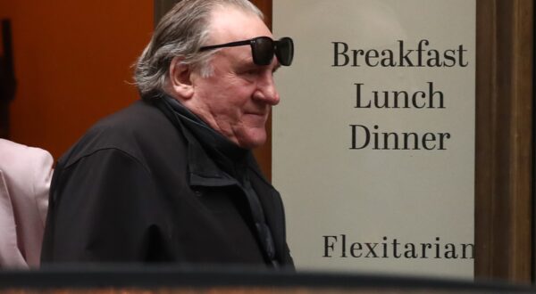 Gérard Depardieu s doprovodem vyráží z apartmánu na Starém Městě v Praze. Zastaví se na okamžik v bistru v parteru téhož domu, nasedají do přistaveného vozu a nechávají se odvézt k boku Státní Opery. Zde má herec potíže s vystoupením z automobilu - pomáhá mu jeho přítelkyně. Pěšky spolu odchází po Wilsonově ulici směrem ke vstupu do Nové budovy Národního muzea, kde na ně již čeká menší skupinka s invalidním vozíkem, na němž poté herce společně odváží do útrob budovy.

Foto CNC: Marek Pátek, David Kundrát,Image: 871072690, License: Rights-managed, Restrictions: Při použití tohoto snímku povinnost uvést kredit ve formě: Foto CNC: Marek Pátek, David Kundrát / CNC / Profimedia, Model Release: no, Credit line: Foto CNC: Marek Pátek, David Kundrát / CNC / Profimedia