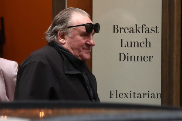 Gérard Depardieu s doprovodem vyráží z apartmánu na Starém Městě v Praze. Zastaví se na okamžik v bistru v parteru téhož domu, nasedají do přistaveného vozu a nechávají se odvézt k boku Státní Opery. Zde má herec potíže s vystoupením z automobilu - pomáhá mu jeho přítelkyně. Pěšky spolu odchází po Wilsonově ulici směrem ke vstupu do Nové budovy Národního muzea, kde na ně již čeká menší skupinka s invalidním vozíkem, na němž poté herce společně odváží do útrob budovy.

Foto CNC: Marek Pátek, David Kundrát,Image: 871072690, License: Rights-managed, Restrictions: Při použití tohoto snímku povinnost uvést kredit ve formě: Foto CNC: Marek Pátek, David Kundrát / CNC / Profimedia, Model Release: no, Credit line: Foto CNC: Marek Pátek, David Kundrát / CNC / Profimedia