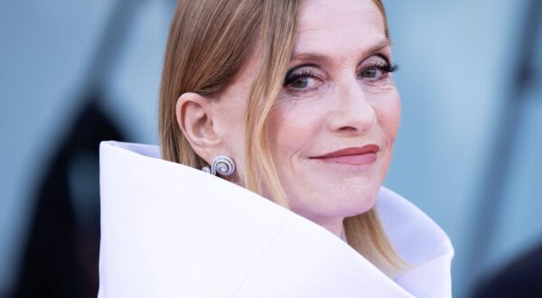 News - 2024 Closing Ceremony Red Carpet - The 81st Venice International Film Festival Isabelle Huppert attends the Closing Ceremony red carpet during the 81st Venice International Film Festival at Palazzo del Cinema on September 07, 2024 in Venice, Italy. Photo: Cinzia Camela. Lido di Venezia Palazzo del Cinema Italy Copyright: xCinziaxCamelax/xLiveMediax LPN_1509868,Image: 906011267, License: Rights-managed, Restrictions: imago is entitled to issue a simple usage license at the time of provision. Personality and trademark rights as well as copyright laws regarding art-works shown must be observed. Commercial use at your own risk., Model Release: no, Credit line: Cinzia Camela / LiveMedia / imago stock&people / Profimedia