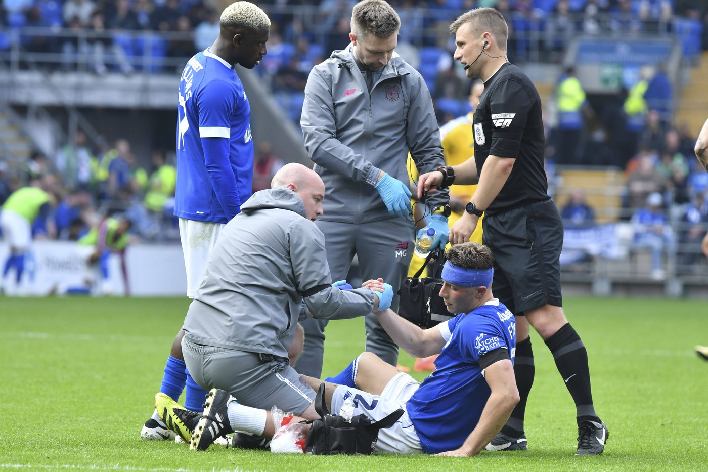 Football - 2024 / 2025 EFL Sky Bet Championship - Cardiff City vs Leeds United - Cardiff City Stadium - Saturday 21st September 2024 Will Fish CARDIFF CITY is helped up by the medial assistant wearing a head bandage, after receiving treatment for injury COLORSPORT / Winston Bynorth,Image: 910490219, License: Rights-managed, Restrictions: PUBLICATIONxNOTxINxUK, Model Release: no, Credit line: IMAGO / imago sportfotodienst / Profimedia