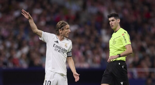 Luka Modric Real Madrid CF seen protesting to the referee s decision during the LaLiga match between AtlĂ� tico Madrid and Real Madrid at Civitas Metropolitano on September 29, 2024 in Madrid, Spain. Photo by Defodi-071_ATMRMC20240929_029 *** Luka Modric Real Madrid CF seen protesting to the referee s decision during the LaLiga match between AtlĂ� tico Madrid and Real Madrid at Civitas Metropolitano on September 29, 2024 in Madrid, Spain Photo by Defodi 071 ATMRMC20240929 029 Defodi-071,Image: 914011334, License: Rights-managed, Restrictions: , Model Release: no, Credit line: Manu Reino/DeFodi Images / imago sportfotodienst / Profimedia