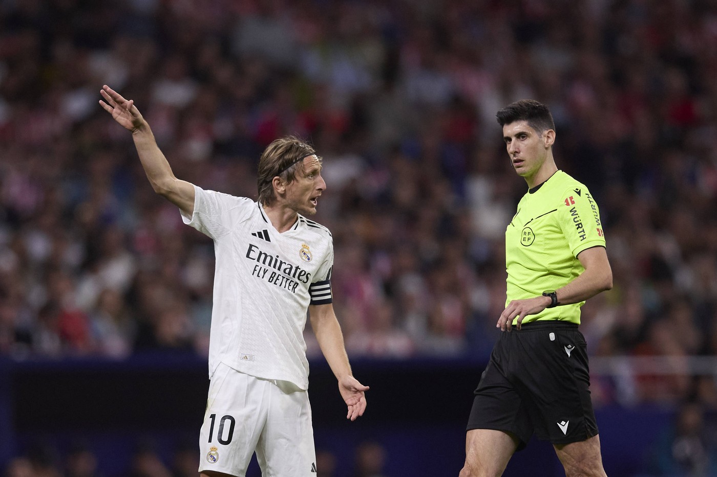 Luka Modric Real Madrid CF seen protesting to the referee s decision during the LaLiga match between AtlĂ� tico Madrid and Real Madrid at Civitas Metropolitano on September 29, 2024 in Madrid, Spain. Photo by Defodi-071_ATMRMC20240929_029 *** Luka Modric Real Madrid CF seen protesting to the referee s decision during the LaLiga match between AtlĂ� tico Madrid and Real Madrid at Civitas Metropolitano on September 29, 2024 in Madrid, Spain Photo by Defodi 071 ATMRMC20240929 029 Defodi-071,Image: 914011334, License: Rights-managed, Restrictions: , Model Release: no, Credit line: Manu Reino/DeFodi Images / imago sportfotodienst / Profimedia