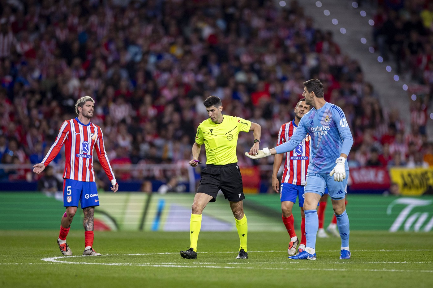 Thibaut Courtois of Real Madrid CF seen showing to the referee an object launched by Atletico Madrid fans during the LaLiga EA Sports match between Atletico de Madrid and Real Madrid CF at CĂ­vitas Metropolitano on September 29, 2024 in Madrid, Spain. Photo by: LGM / Panoramic FOOTBALL : Atletico de Madrid vs Real Madrid CF - LaLiga EA Sports - 29/09/2024 LGM/Panoramic,Image: 914061124, License: Rights-managed, Restrictions: PUBLICATIONxNOTxINxFRAxBEL, Model Release: no, Credit line: IMAGO / imago sportfotodienst / Profimedia