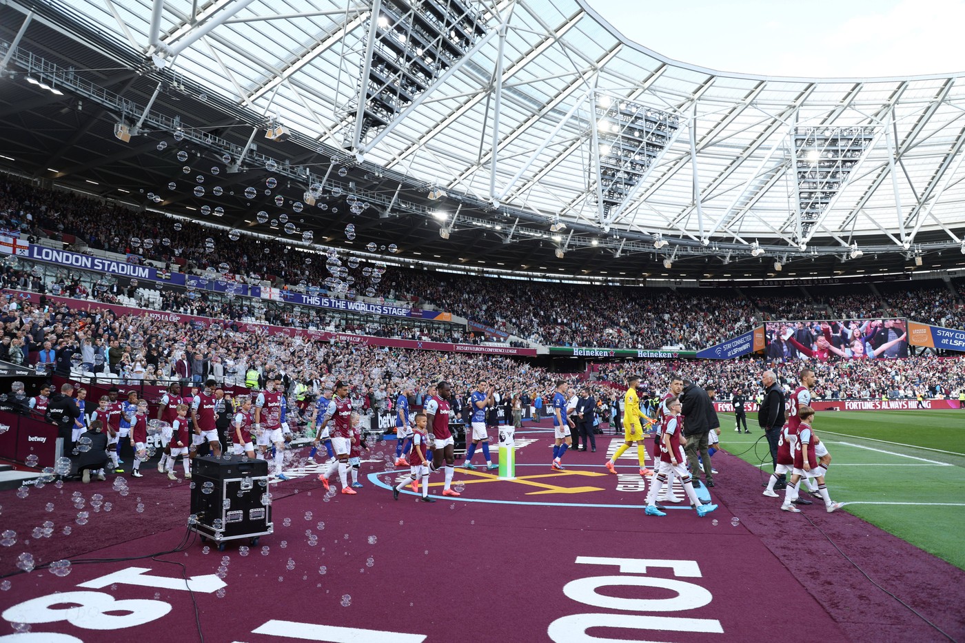 The teams take to the pitch amongst a sea of bubbles at the West Ham United v Ipswich Town EPL match, at the London Stadium, London, UK on 5th October, 2024.,Image: 917248678, License: Rights-managed, Restrictions: PUBLICATIONxNOTxINxUK, Model Release: no, Credit line: Paul Marriott / imago sportfotodienst / Profimedia