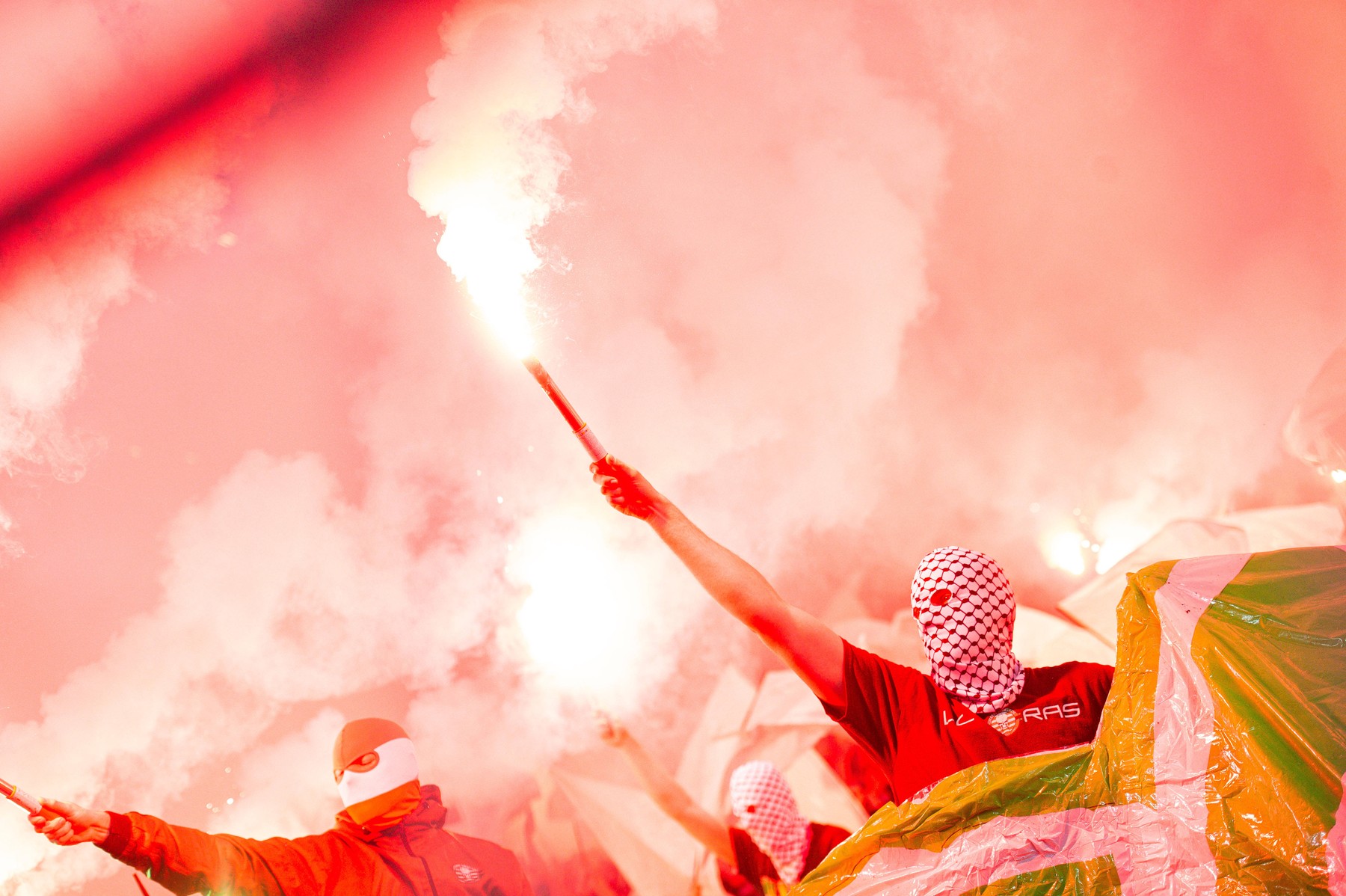 01.10.2024 - Fußball, 2024/2025, Champions League, Gruppenphase, 2. Spieltag, Borussia Dortmund - Celtic Glasgow: Fans Celtic mit Pyrotechnik *** 01 10 2024 Football, 2024 2025, Champions League, Group stage, Matchday 2, Borussia Dortmund Celtic Glasgow Fans Celtic with pyrotechnics,Image: 918000528, License: Rights-managed, Restrictions: , Model Release: no, Credit line: Noah Wedel / imago sportfotodienst / Profimedia