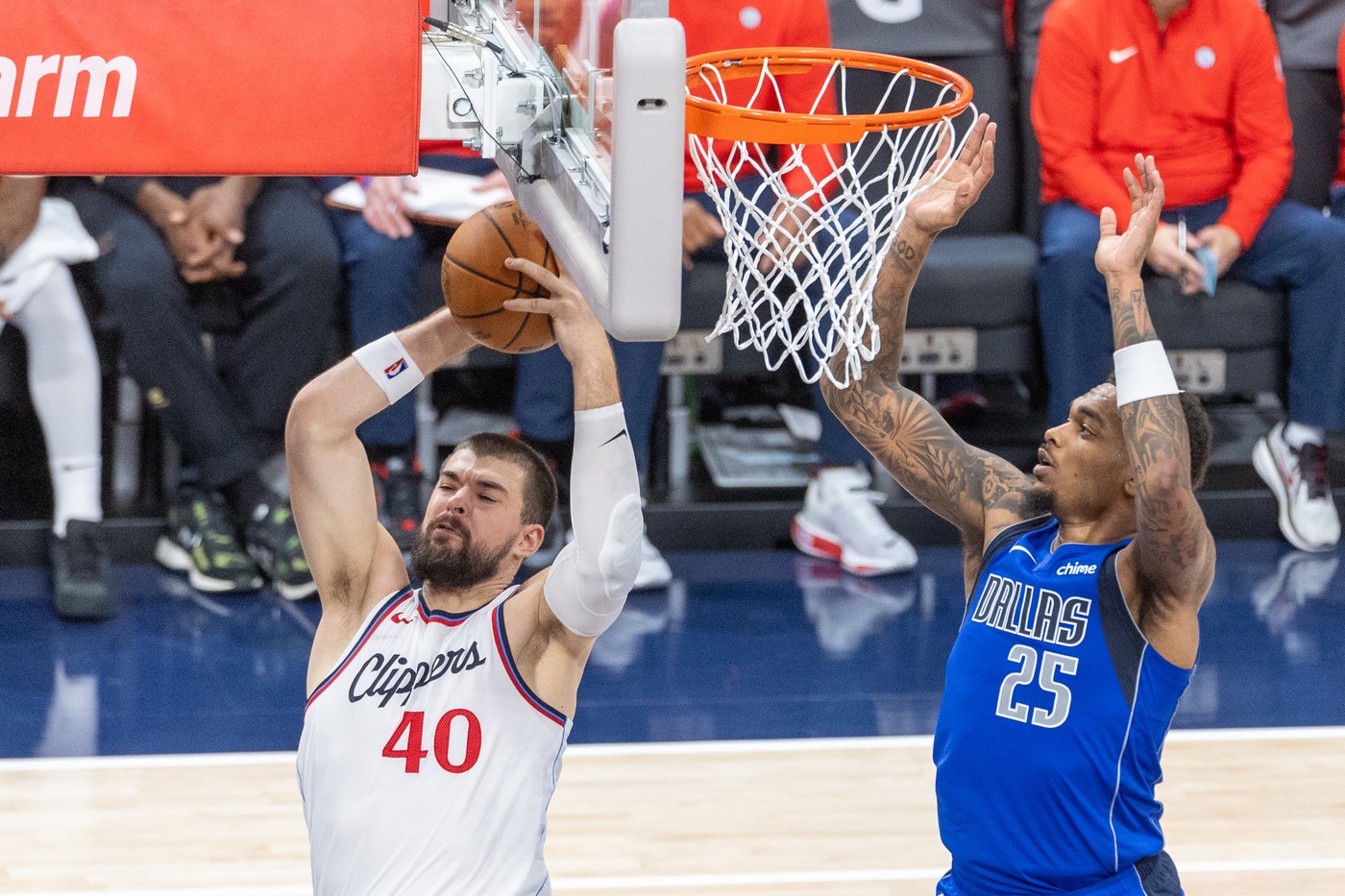 October 14, 2024, Inglewood, California, USA: Los Angeles Clippers' Ivica Zubac #40 grabs a rebound agents Dallas Mavericks' P.J. Washington Jr. #25 during an NBA preseason basketball game at Intuit Dome on Monday, Oct. 14, 2024 in Inglewood, California.,Image: 921219788, License: Rights-managed, Restrictions: , Model Release: no, Credit line: Ringo Chiu / Zuma Press / Profimedia