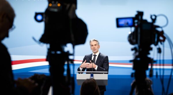 DEN HAAG - Prime Minister Dick Schoof during a press conference in Nieuwspoort after the Council of Ministers. During the press conference, Schoof explained, among other things, the Emergency Asylum Act, to which the Cabinet has agreed. ANP SEM VAN DER WAL netherlands out - belgium out,Image: 926236504, License: Rights-managed, Restrictions: *** World Rights Except Belgium, France, Germany, The Netherlands, and The UK *** BELOUT DEUOUT FRAOUT GBROUT NDLOUT, Model Release: no, Credit line: ANP / ddp USA / Profimedia