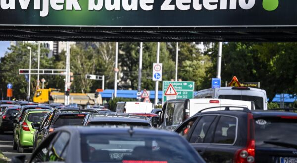 07.10.2024., Zagreb - Radovi na krizanju Ulice grada Vukovara i Savske ceste uzrokuju gust promet i povremene zastoje u tramvajskom prometu. Photo: Igor Soban/PIXSELL